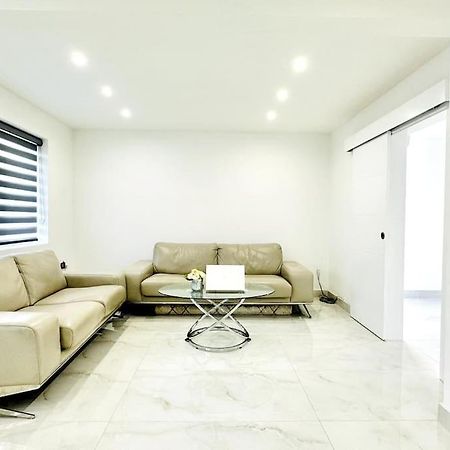 Beautiful 3 Bedroom House In London -Ensuite Bed Room Twickenham Exteriör bild
