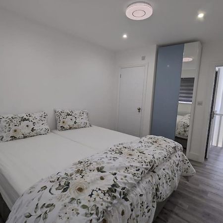 Beautiful 3 Bedroom House In London -Ensuite Bed Room Twickenham Exteriör bild