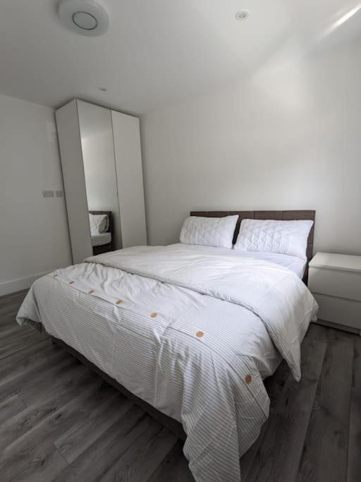 Beautiful 3 Bedroom House In London -Ensuite Bed Room Twickenham Exteriör bild