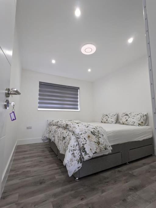 Beautiful 3 Bedroom House In London -Ensuite Bed Room Twickenham Exteriör bild
