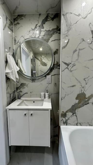 Beautiful 3 Bedroom House In London -Ensuite Bed Room Twickenham Exteriör bild