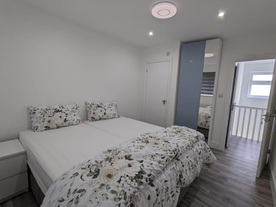 Beautiful 3 Bedroom House In London -Ensuite Bed Room Twickenham Exteriör bild