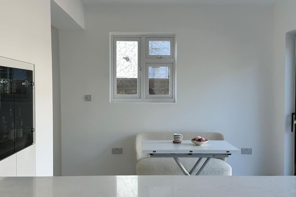 Beautiful 3 Bedroom House In London -Ensuite Bed Room Twickenham Exteriör bild