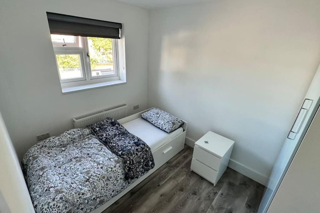 Beautiful 3 Bedroom House In London -Ensuite Bed Room Twickenham Exteriör bild