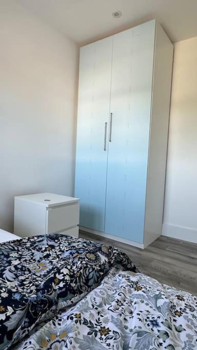 Beautiful 3 Bedroom House In London -Ensuite Bed Room Twickenham Exteriör bild