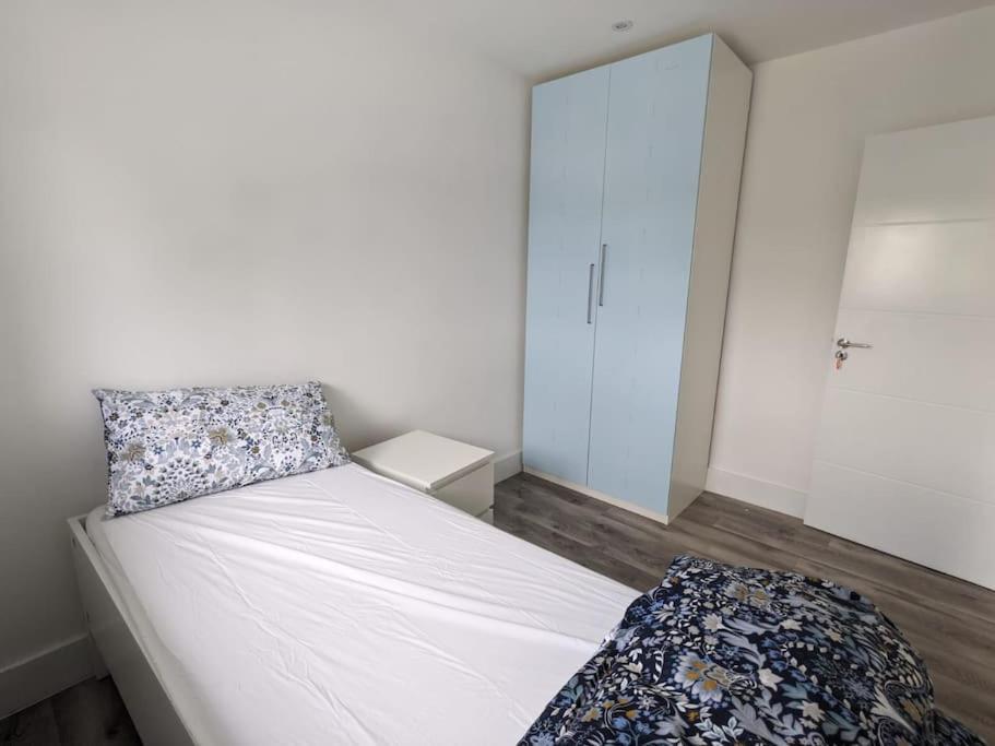 Beautiful 3 Bedroom House In London -Ensuite Bed Room Twickenham Exteriör bild