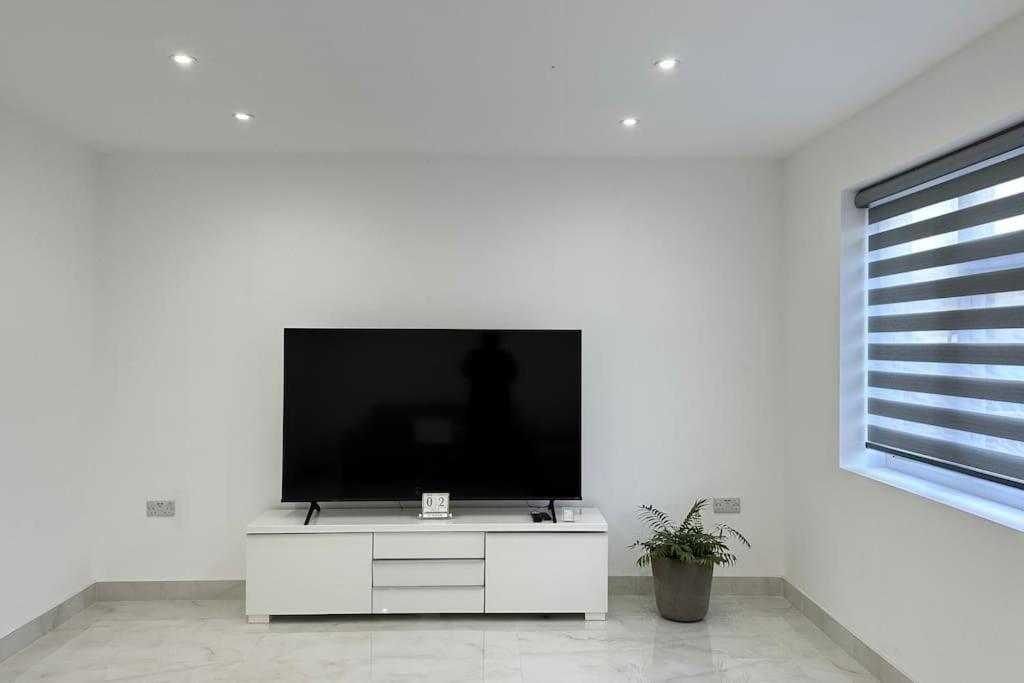 Beautiful 3 Bedroom House In London -Ensuite Bed Room Twickenham Exteriör bild