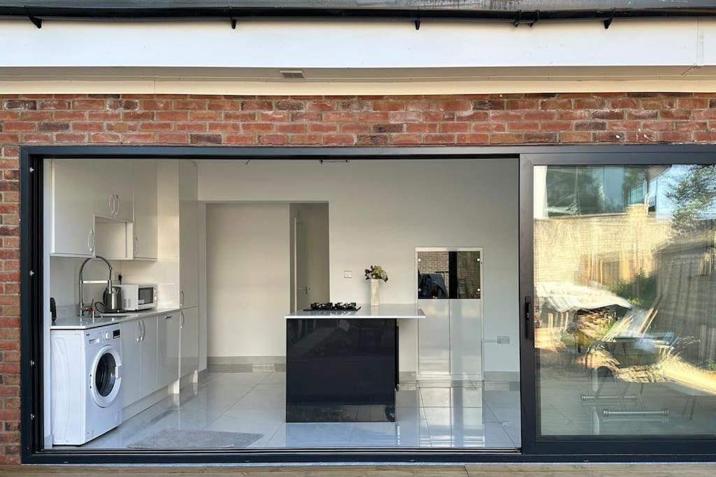 Beautiful 3 Bedroom House In London -Ensuite Bed Room Twickenham Exteriör bild