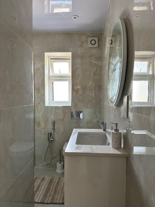 Beautiful 3 Bedroom House In London -Ensuite Bed Room Twickenham Exteriör bild
